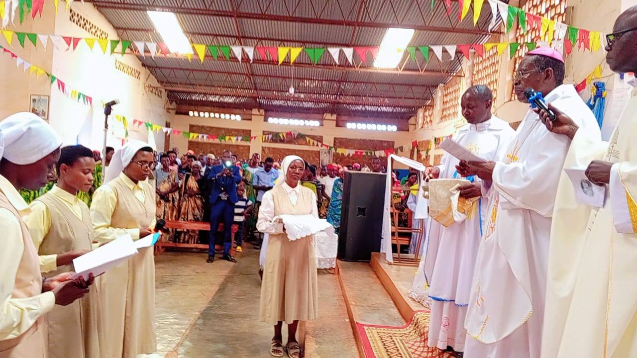 DAF: il racconto della Prima professione di suor Evelyne Uwikunze in Burundi